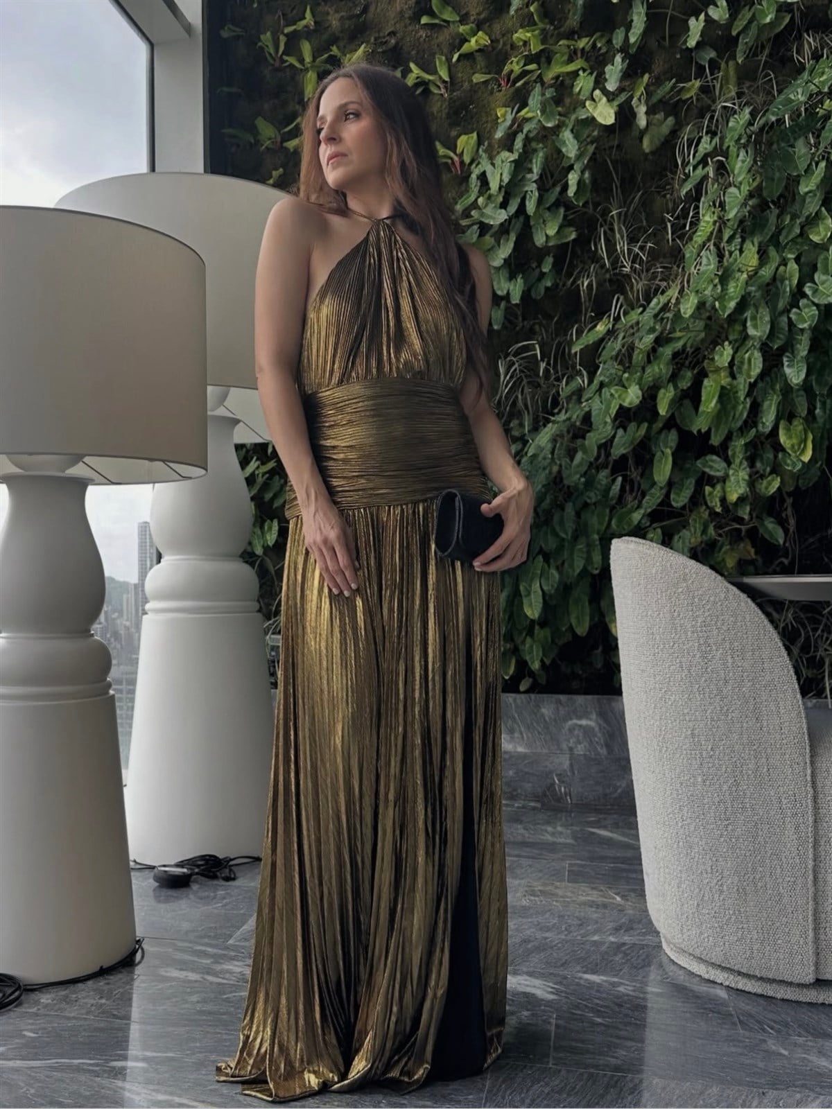 Metalik Dokulu Halter Yaka Yırtmaçlı Uzun Elbise - Gold