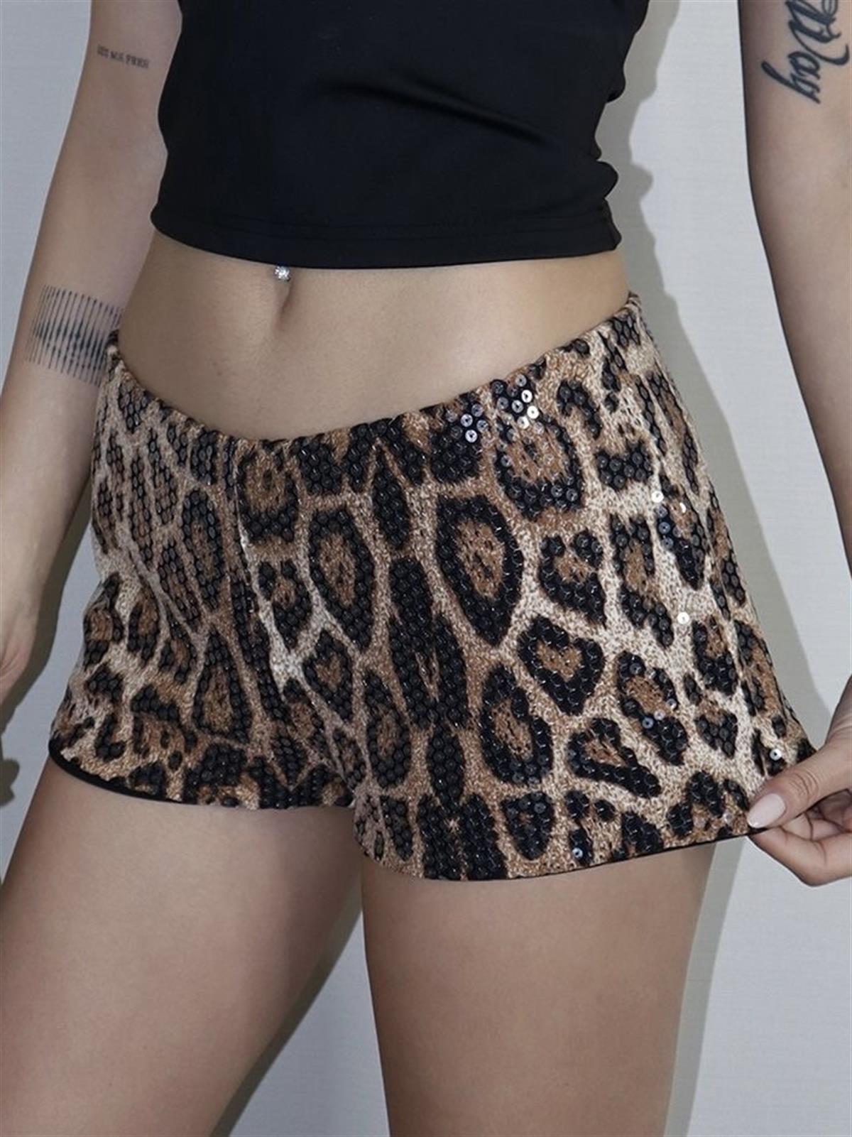 Payetli Leopar Desenli Mini Şort