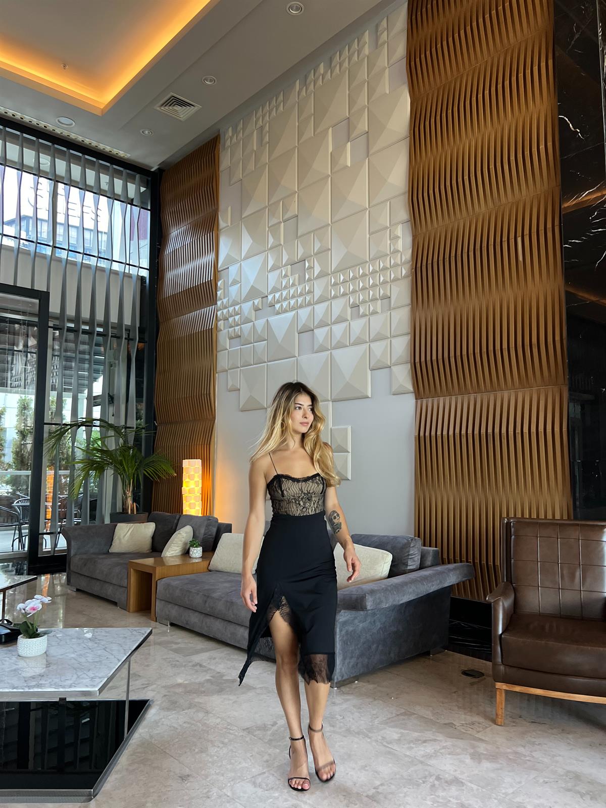 Salara Dantel Detaylı Midi Elbise