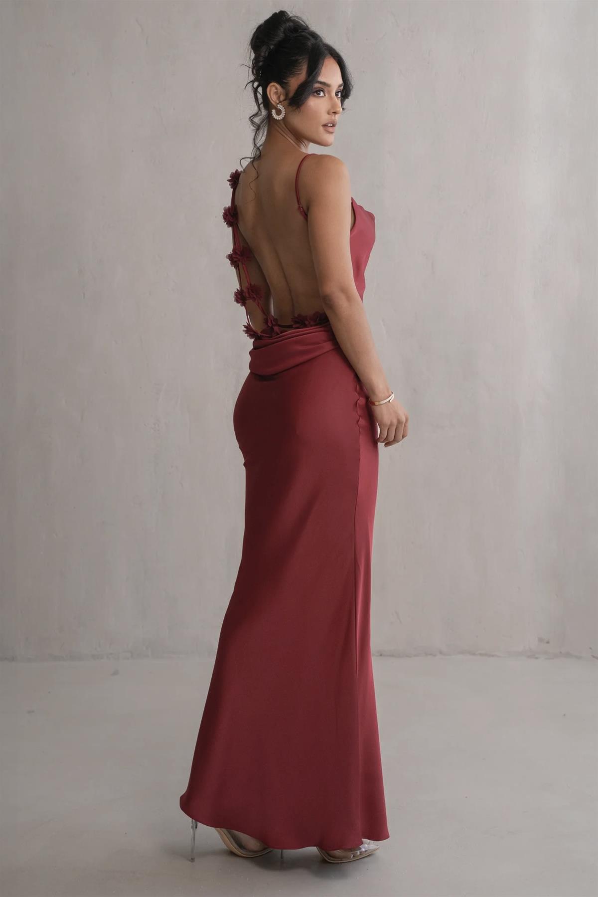 Şarap Rengi Aplike Saten Uzun Elbise