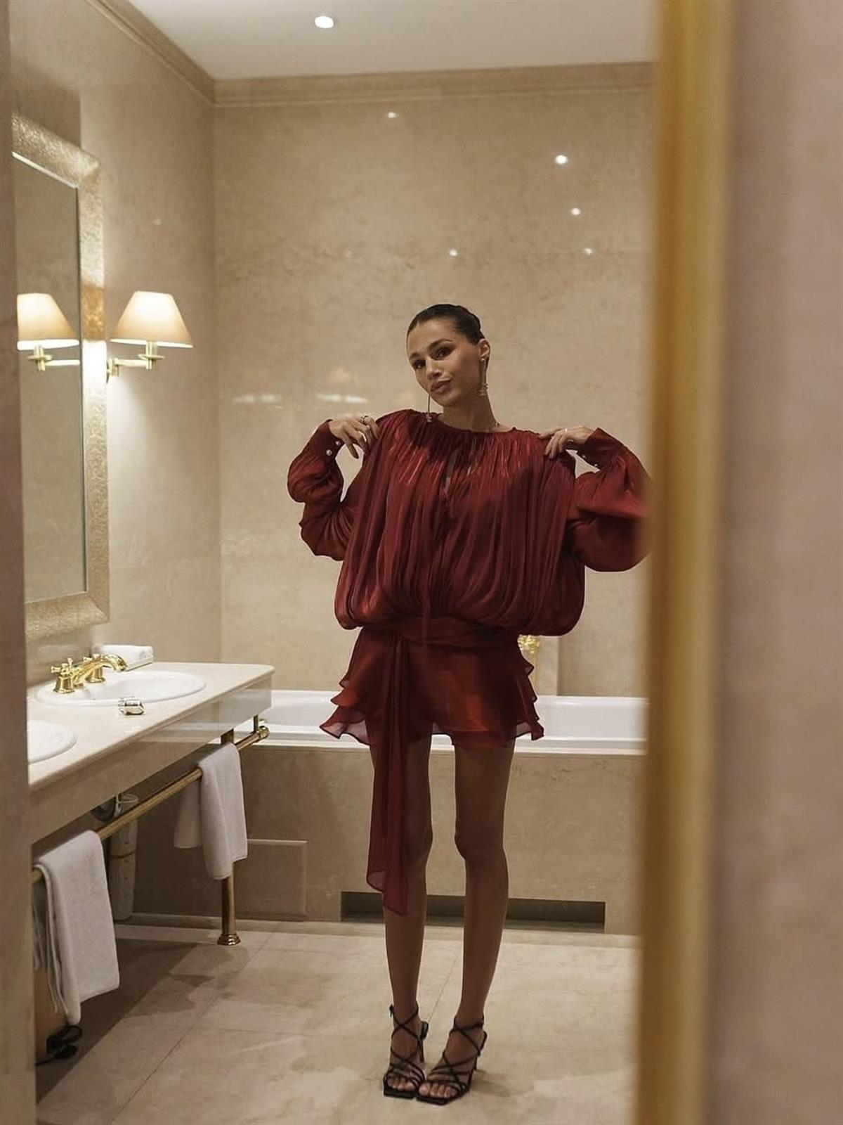 Saten Görünümlü Pliseli Bordo Mini Elbise