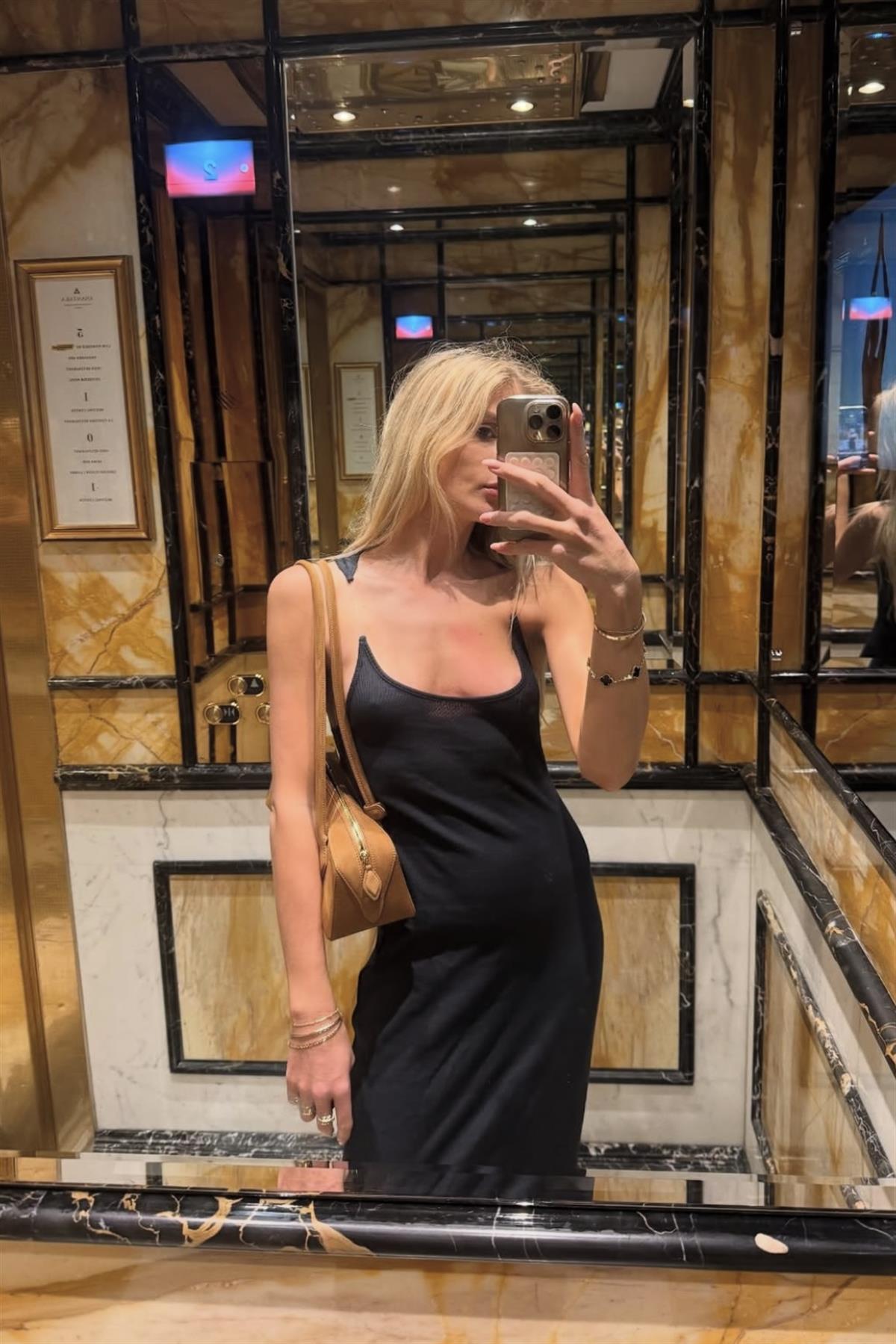 Şeffaf Askı Detaylı Uzun Elbise