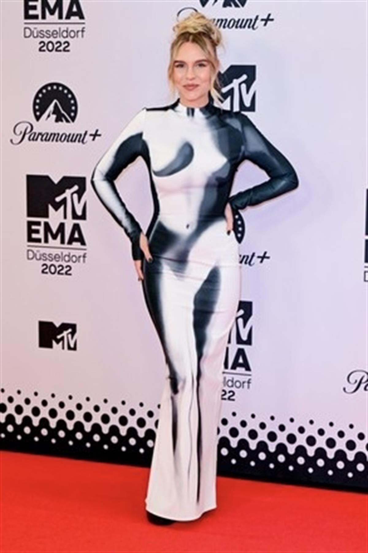 Silhoutte Black Dress