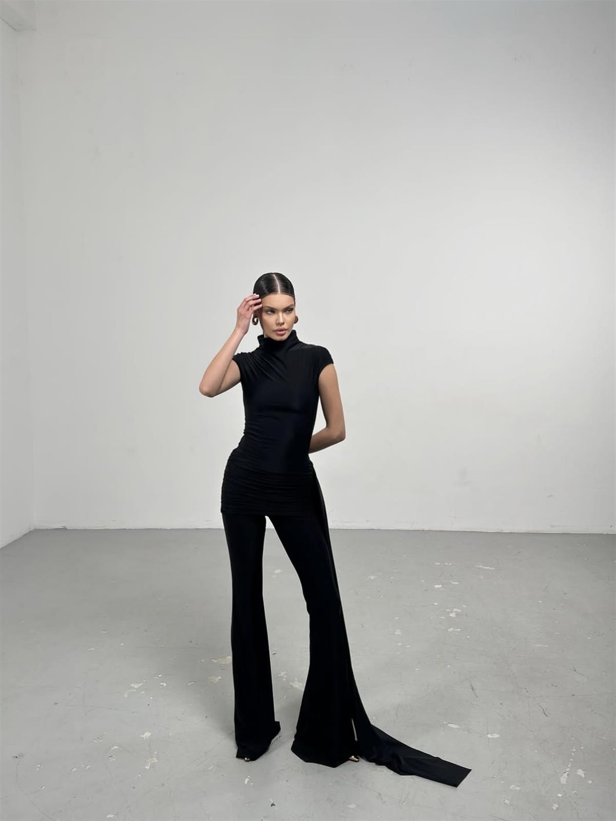 Siyah Drape Ve Etek Detaylı Tulum