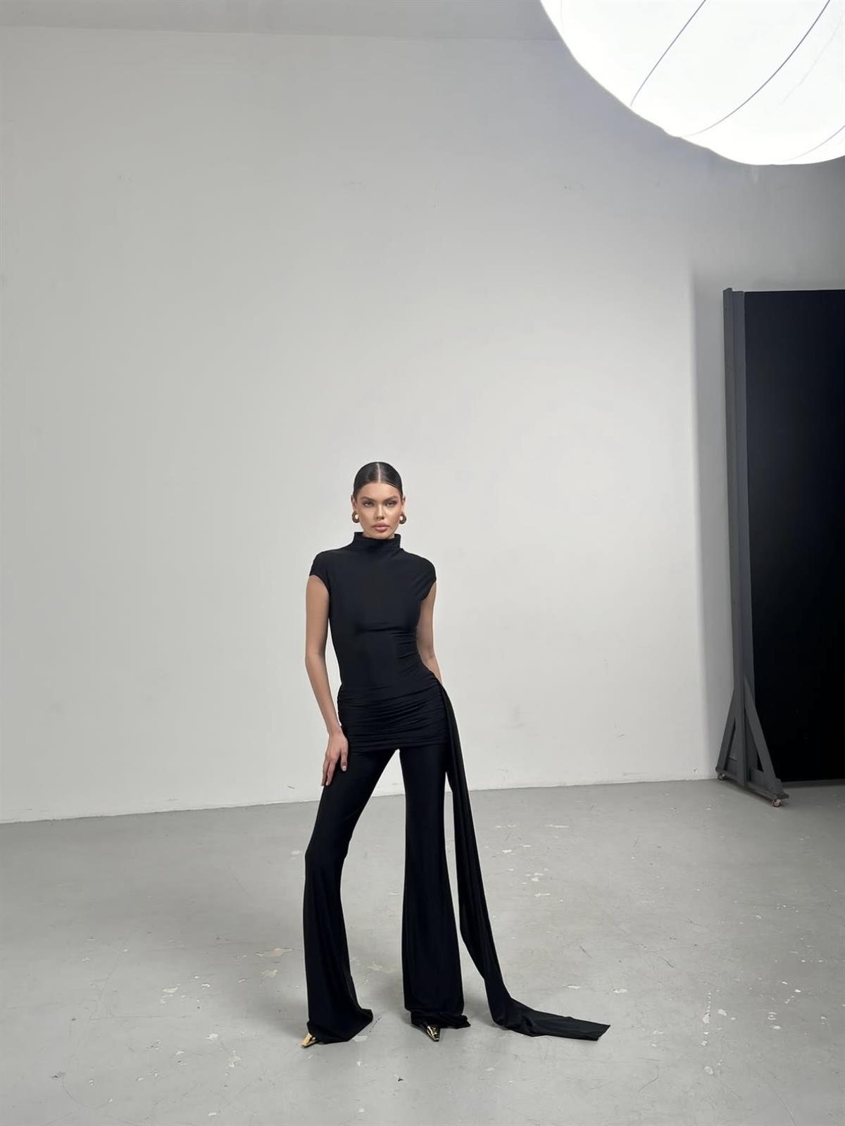 Siyah Drape Ve Etek Detaylı Tulum