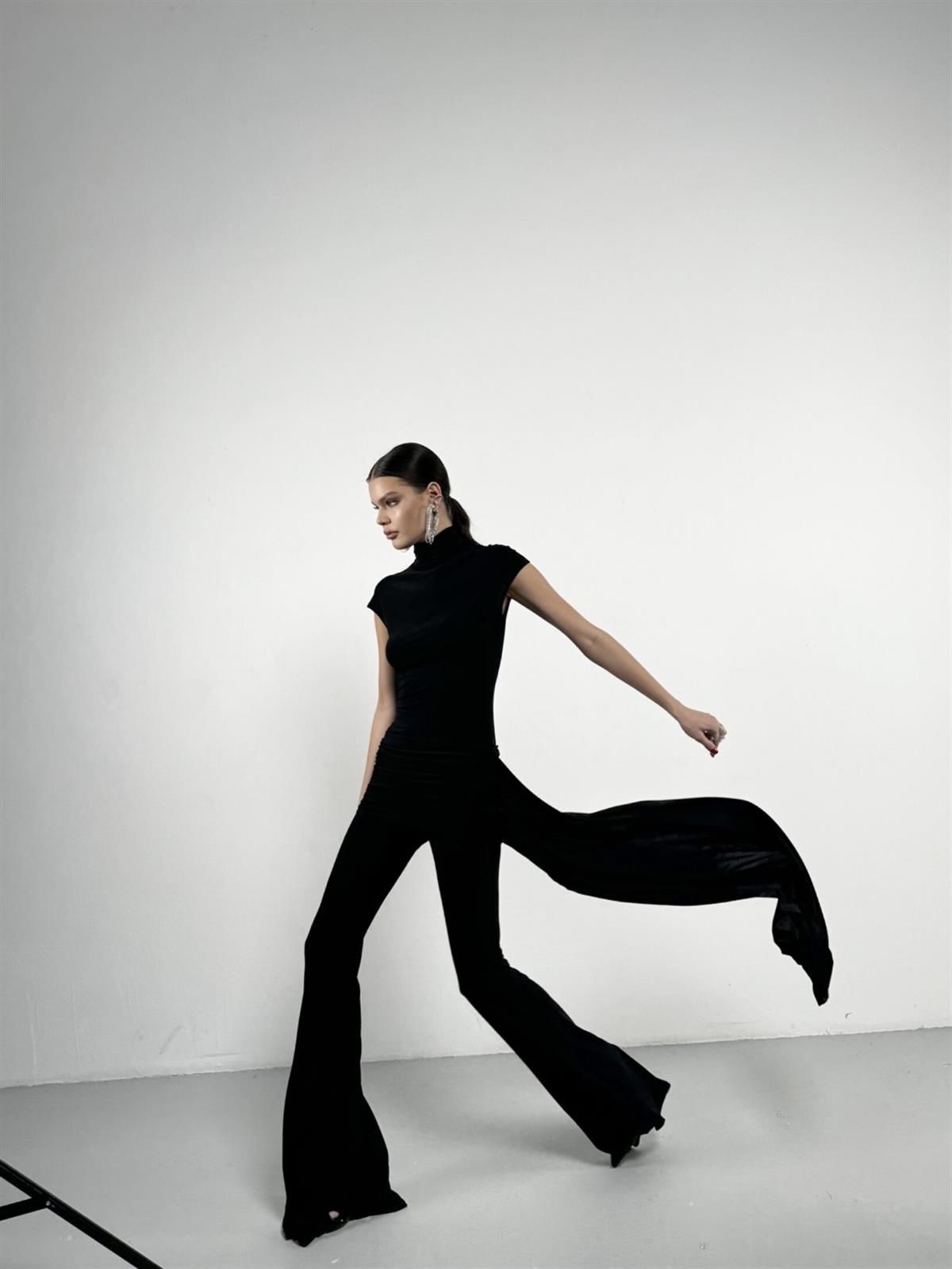 Siyah Drape Ve Etek Detaylı Tulum