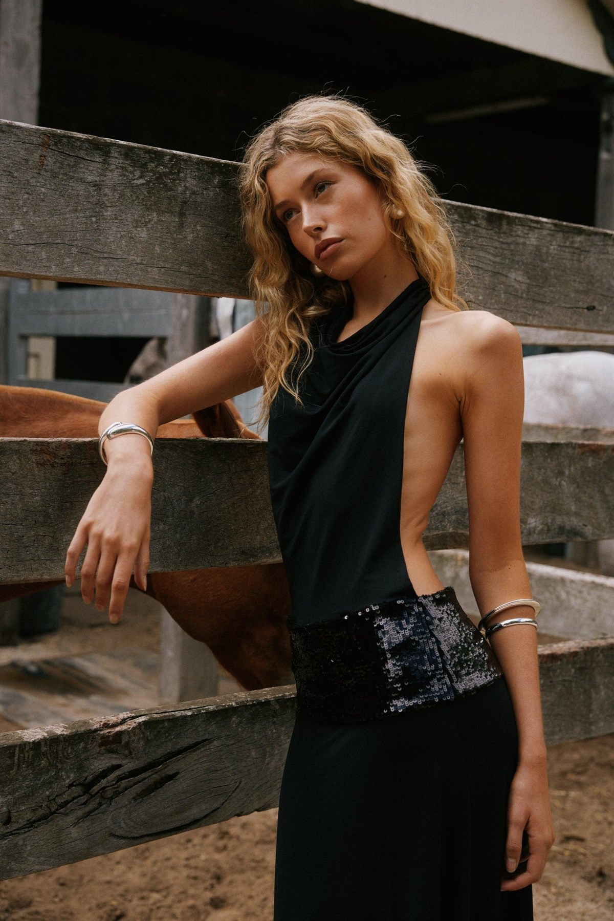 Siyah Payet Detaylı Halter Yaka Dekolteli Elbise