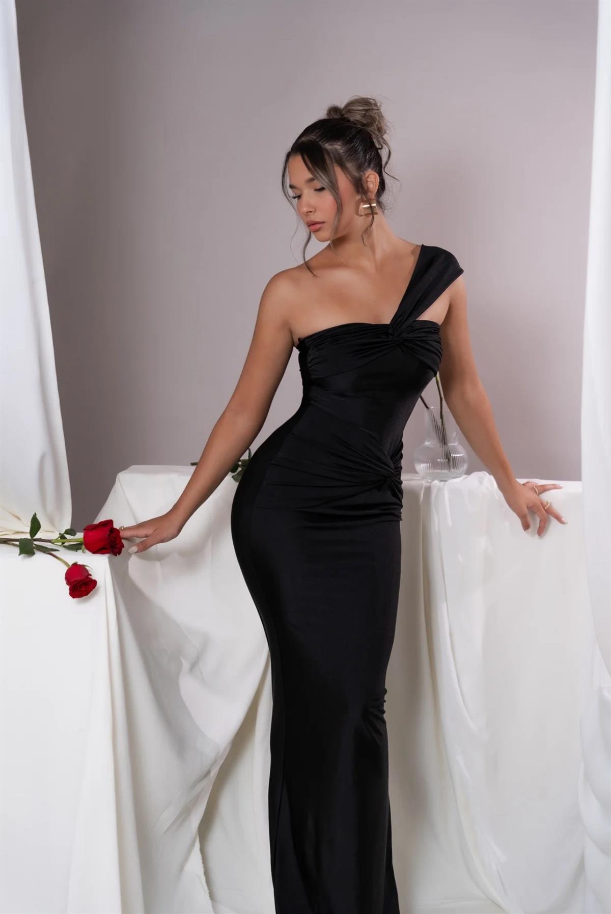 Siyah Tek Omuz Detaylı Drapeli Uzun Elbise