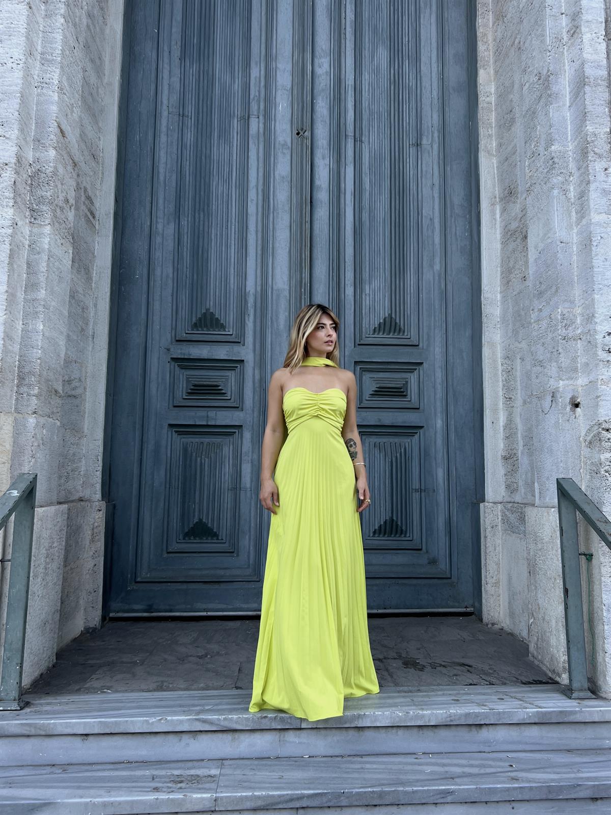 Straplez Pileli Şal Detaylı Elbise - Yeşil