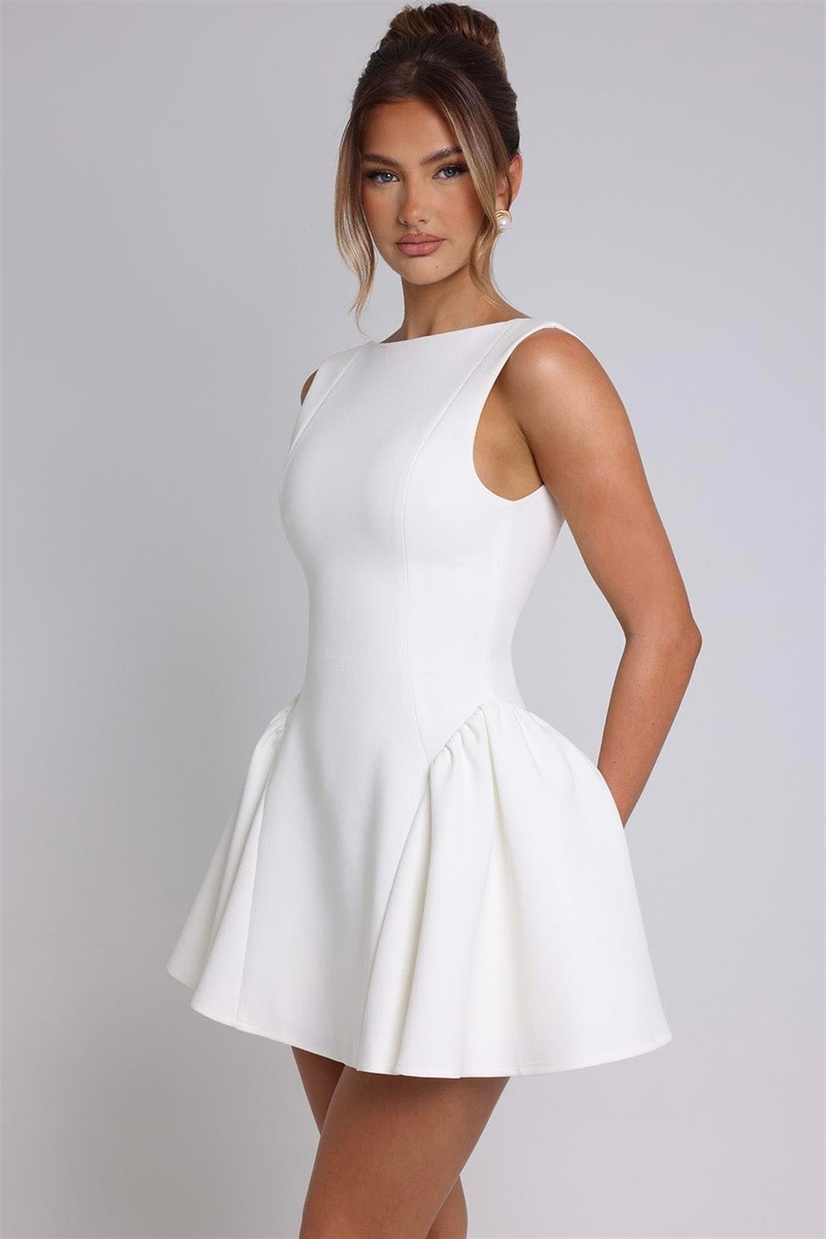 Volan Detaylı Sırt Dekolteli Mini Elbise - Beyaz