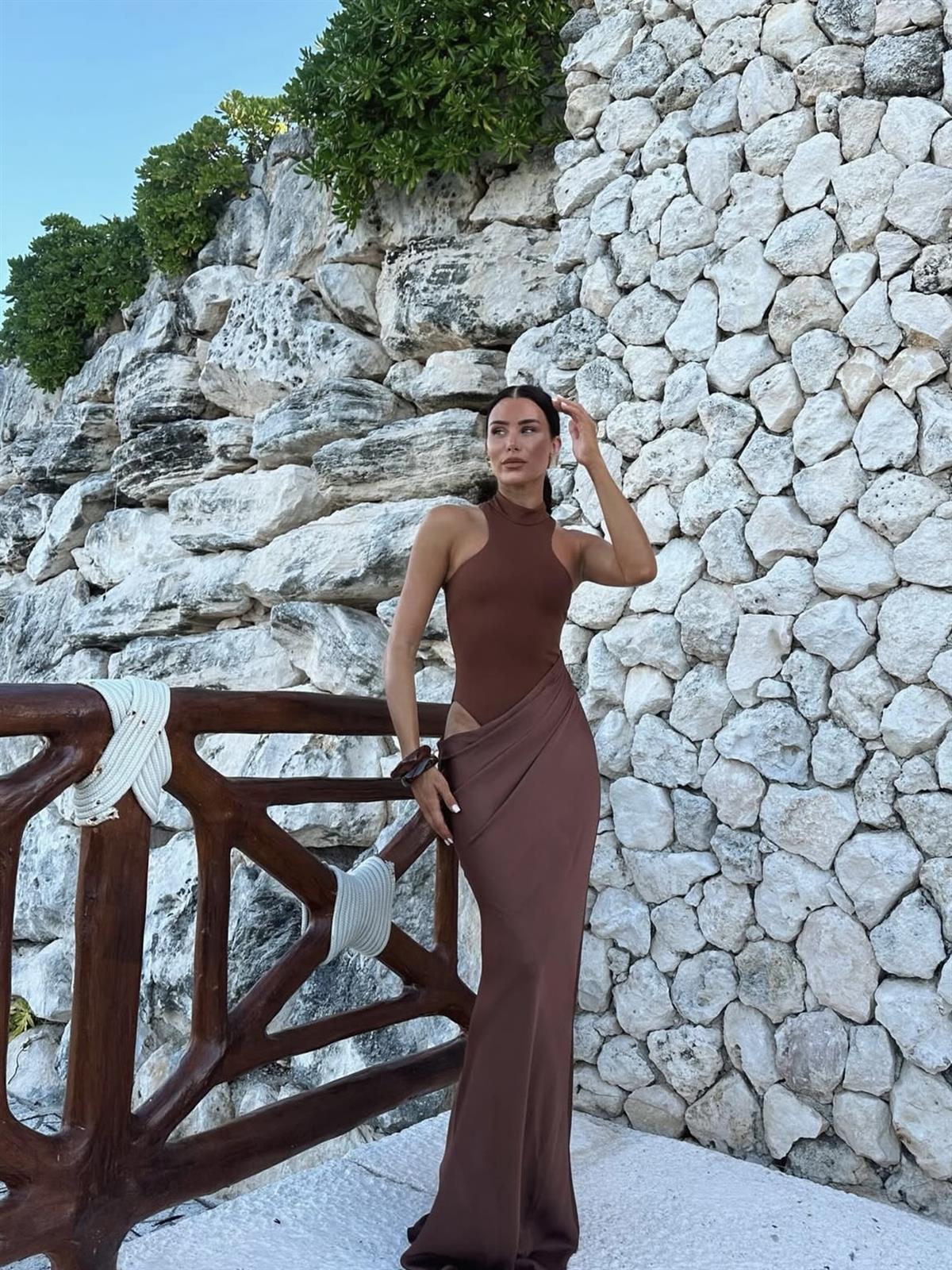 Yüksek Yaka Saten Drapeli Elbise