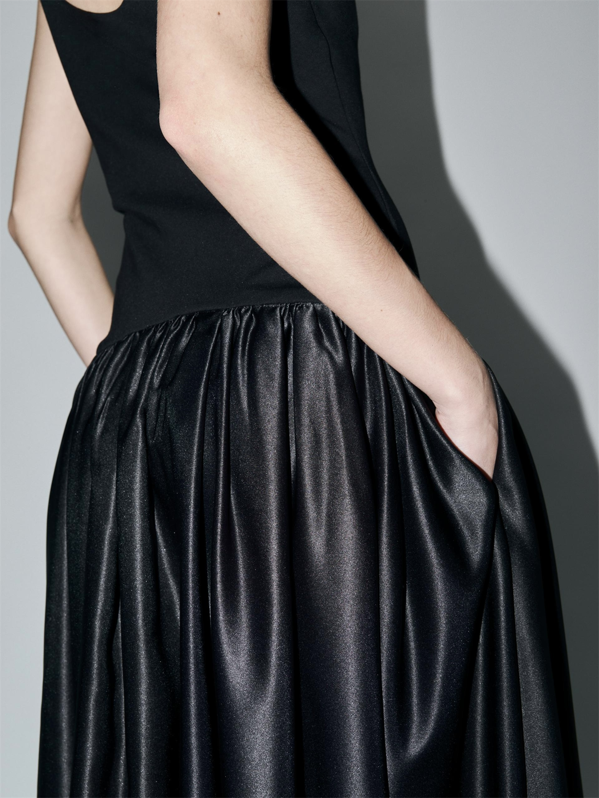 Yuvarlak Yaka Völümlü Etek Formlu Midi Elbise