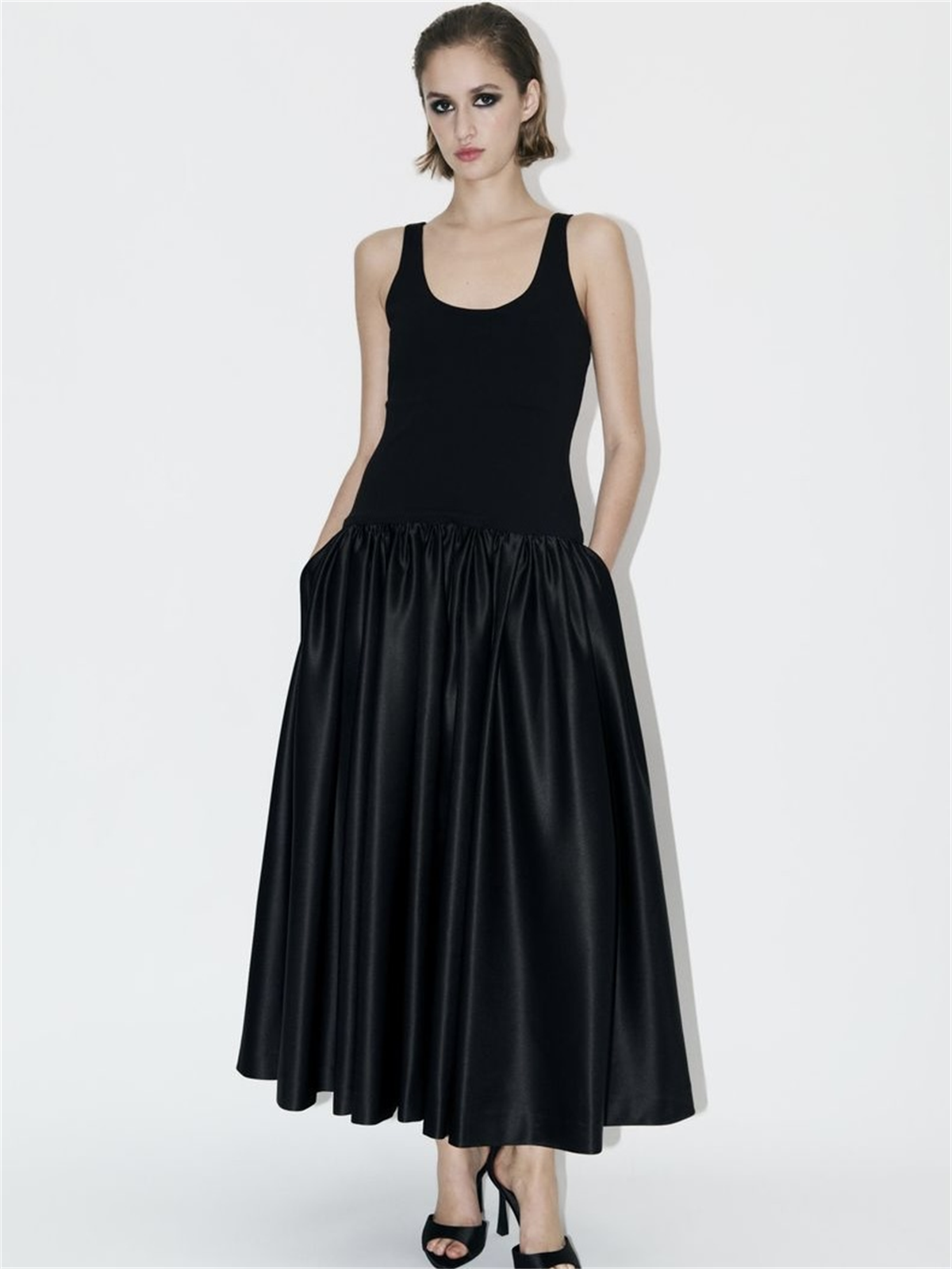 Yuvarlak Yaka Völümlü Etek Formlu Midi Elbise