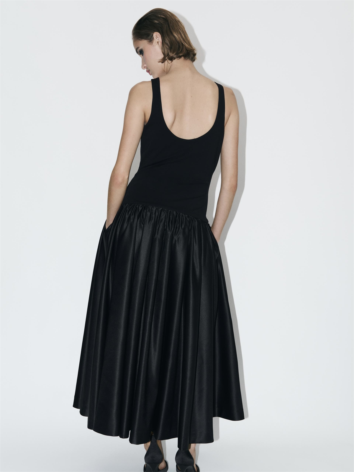 Yuvarlak Yaka Völümlü Etek Formlu Midi Elbise