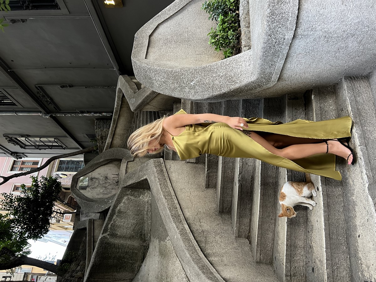 Zeytin Yeşili Sırt Dekolteli Elbise