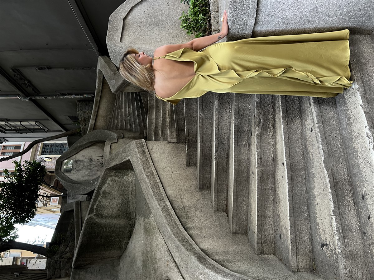 Zeytin Yeşili Sırt Dekolteli Elbise