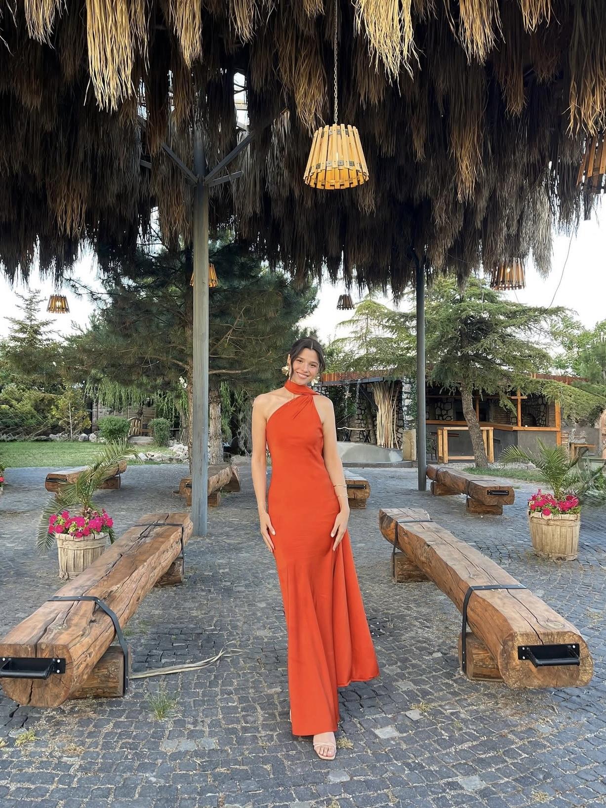 Kiremit Sırt Dekolteli Boyundan Bağlamalı Uzun Elbise