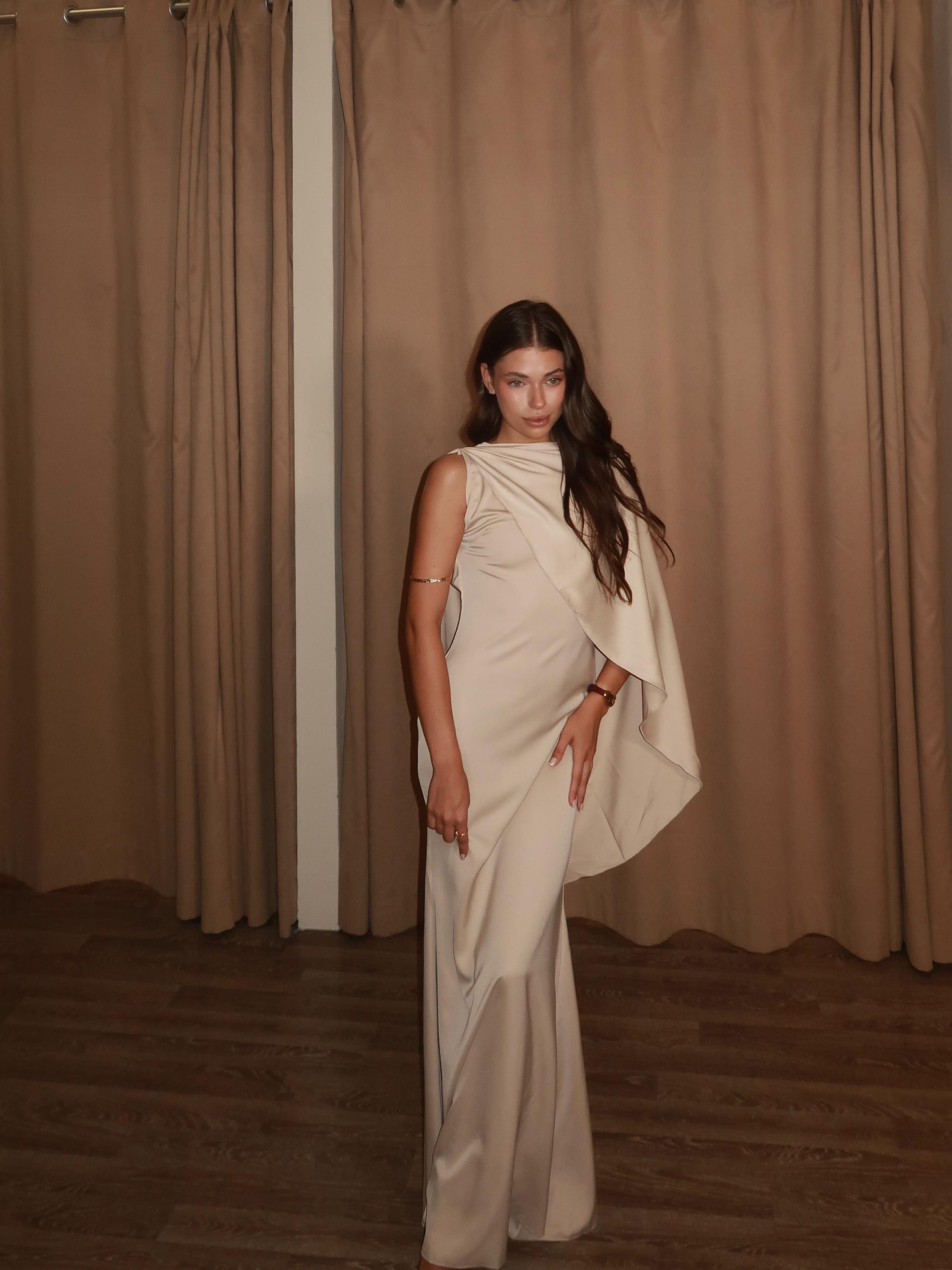 Krem Drapeli Pelerin Detaylı Uzun Elbise