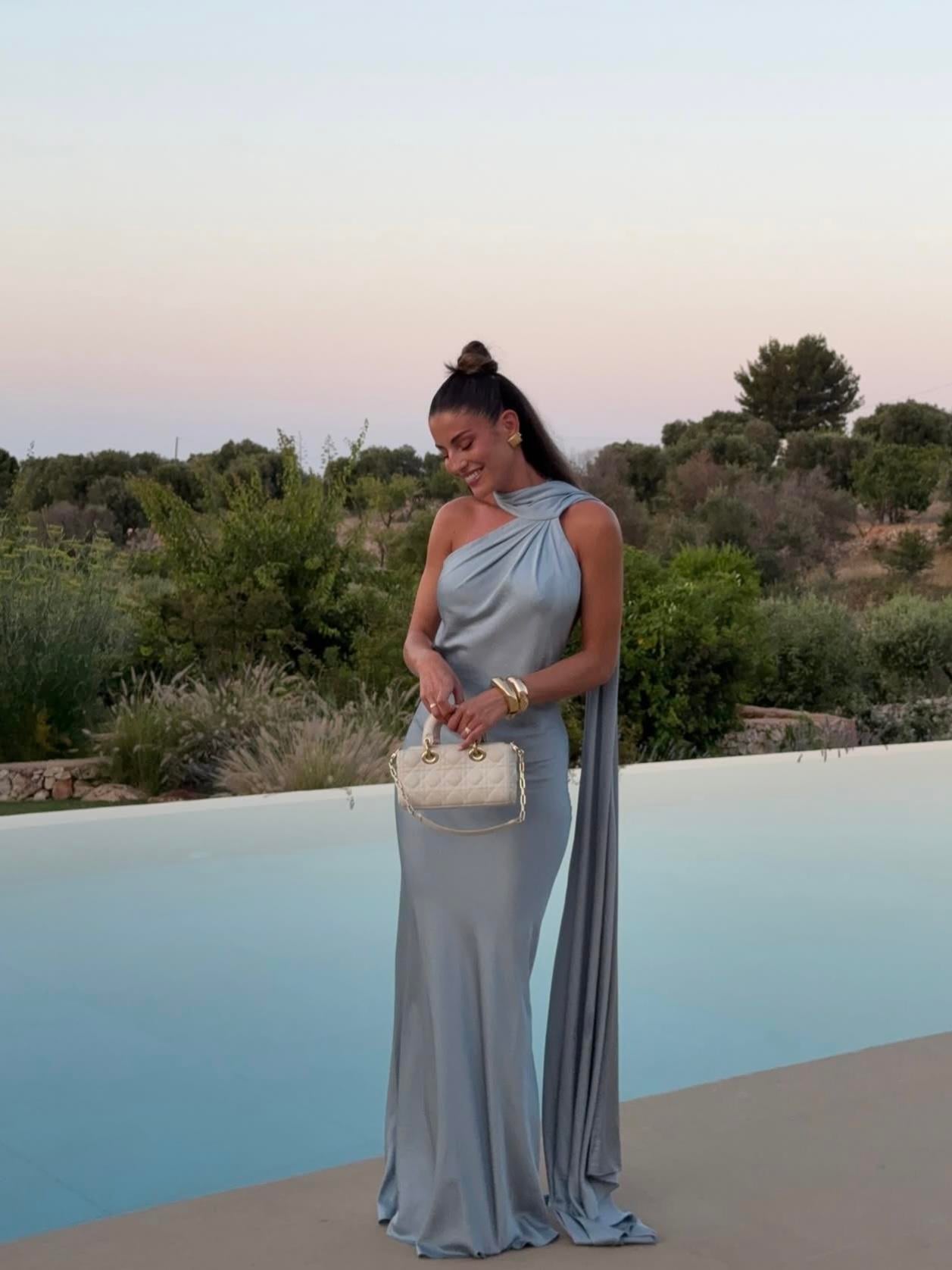 Mavi Sırt Dekolteli Boyundan Bağlamalı Uzun Elbise