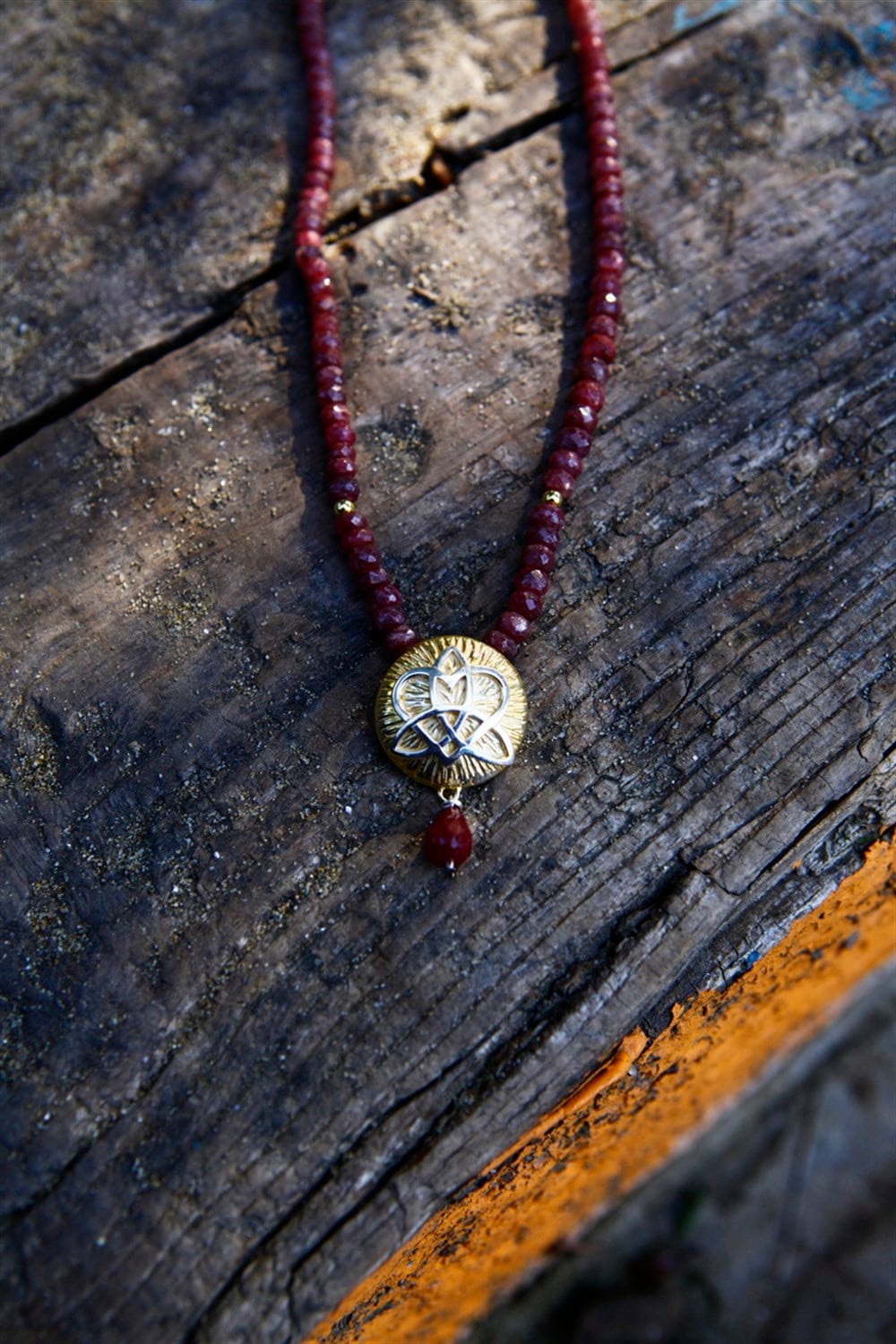 FREYJA ( tek triquetra yakut taşlı )