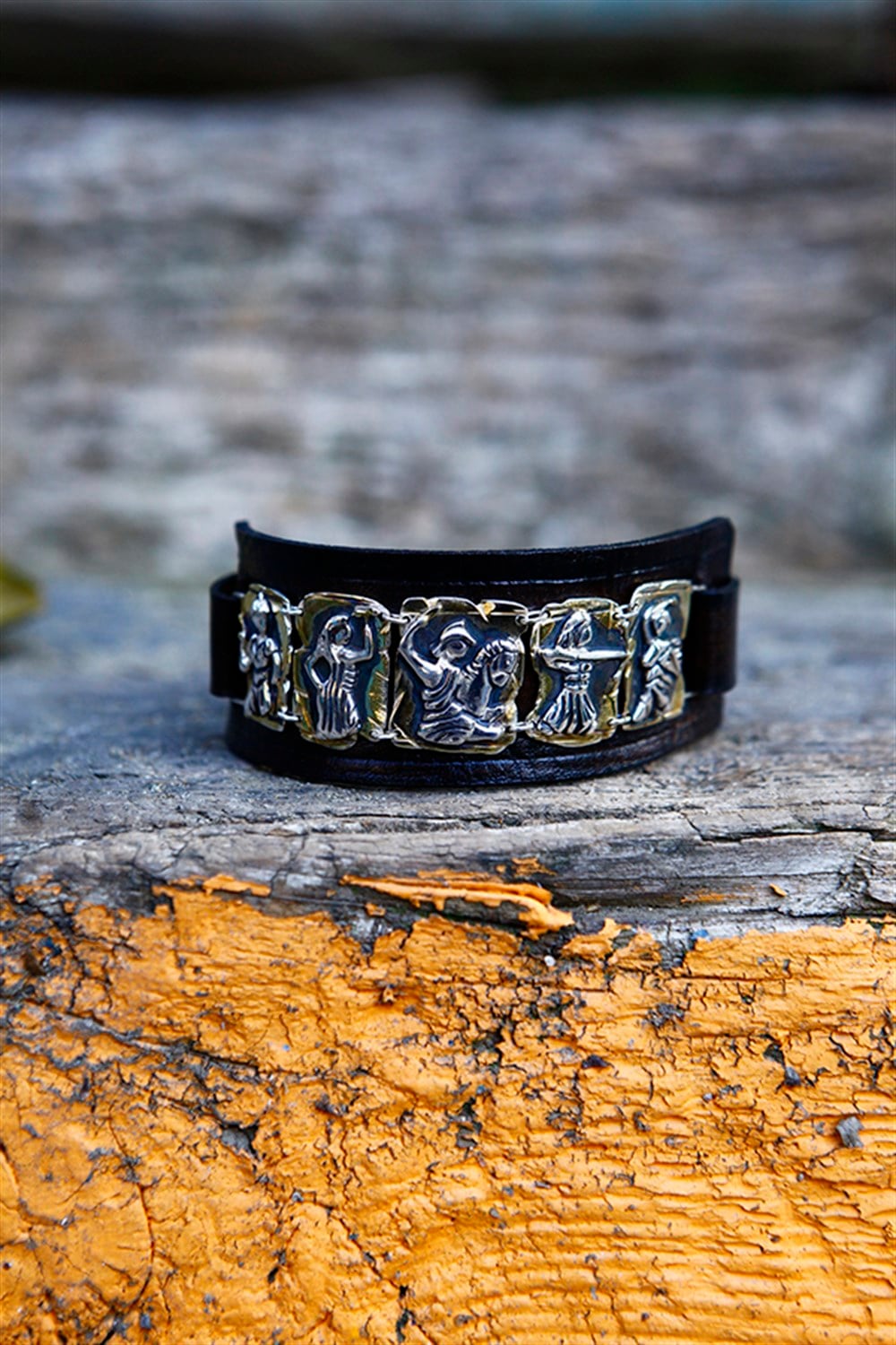 AMAZON KADINLARI DERİ BİLEKLİK