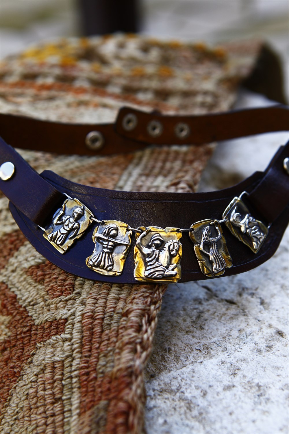 AMAZON KADINLARI DERİ GERDANLIK