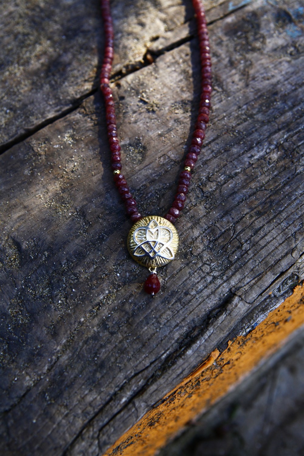 FREYJA ( tek triquetra yakut taşlı )