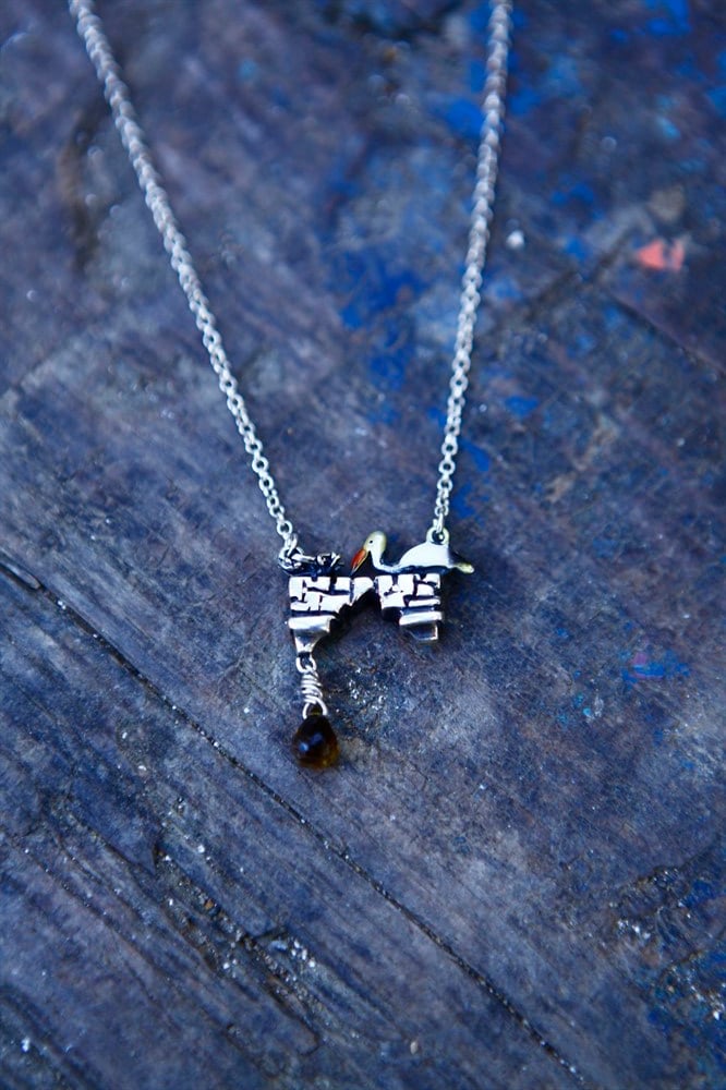 YUVADA OTURAN LEYLEK