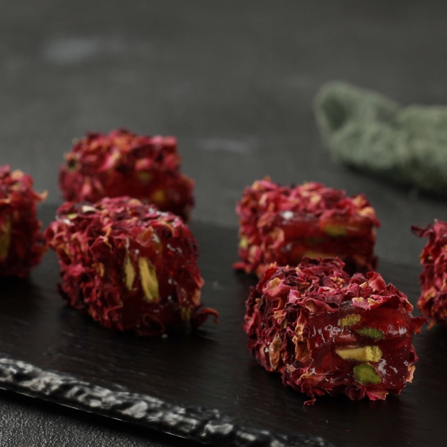 Gül Yapraklı Antep Fıstıklı Spesiyal Lokum ( 500 GR )