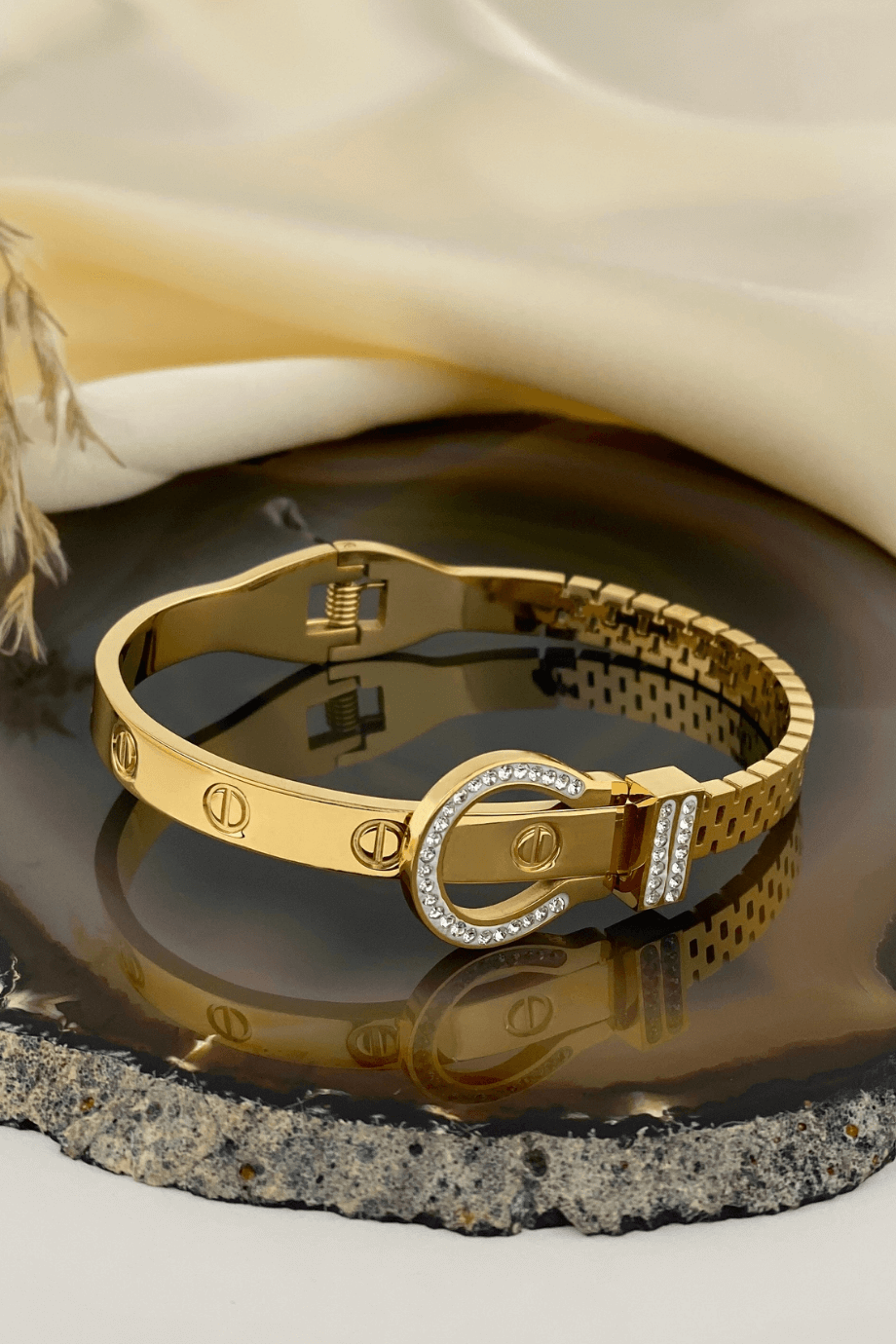 Altın Renk Kemer Detaylı Taşlı Kelepçe Bileklik