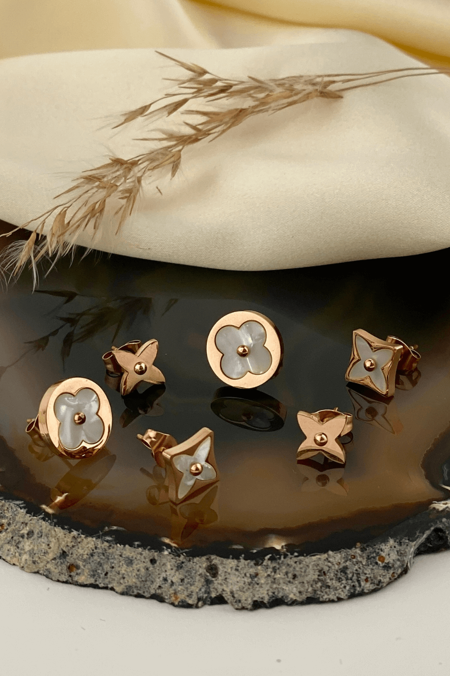 Sedef Taşlı Yonca Küpe Seti Bronz