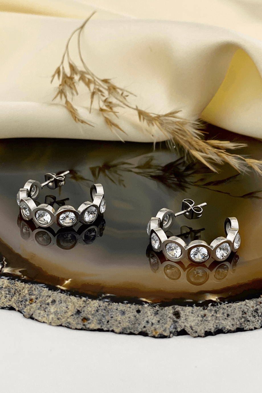 Taşlı Gümüş Halka Küpe