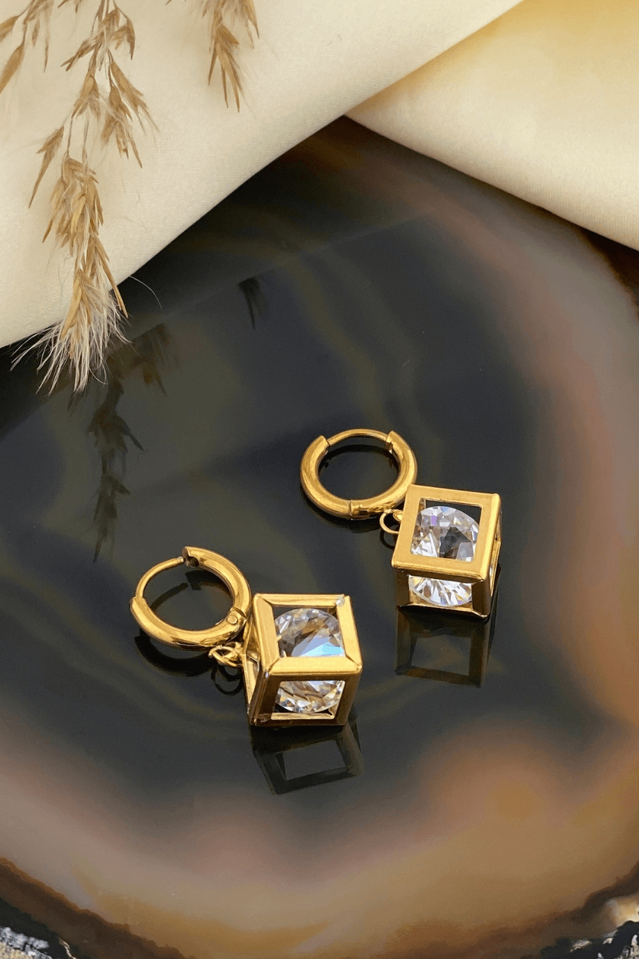 Taşlı Sallantılı Küpe Altın