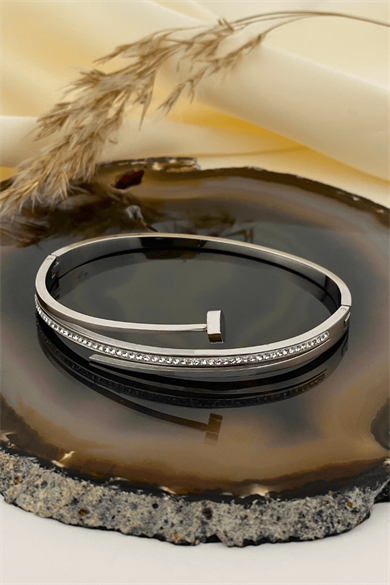 Taşlı Çivi Dizayn Gümüş Renk Kelepçe Bileklik