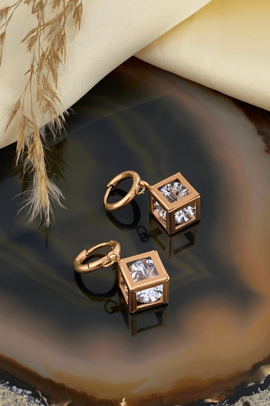 Taşlı Sallantılı Küpe Bronz