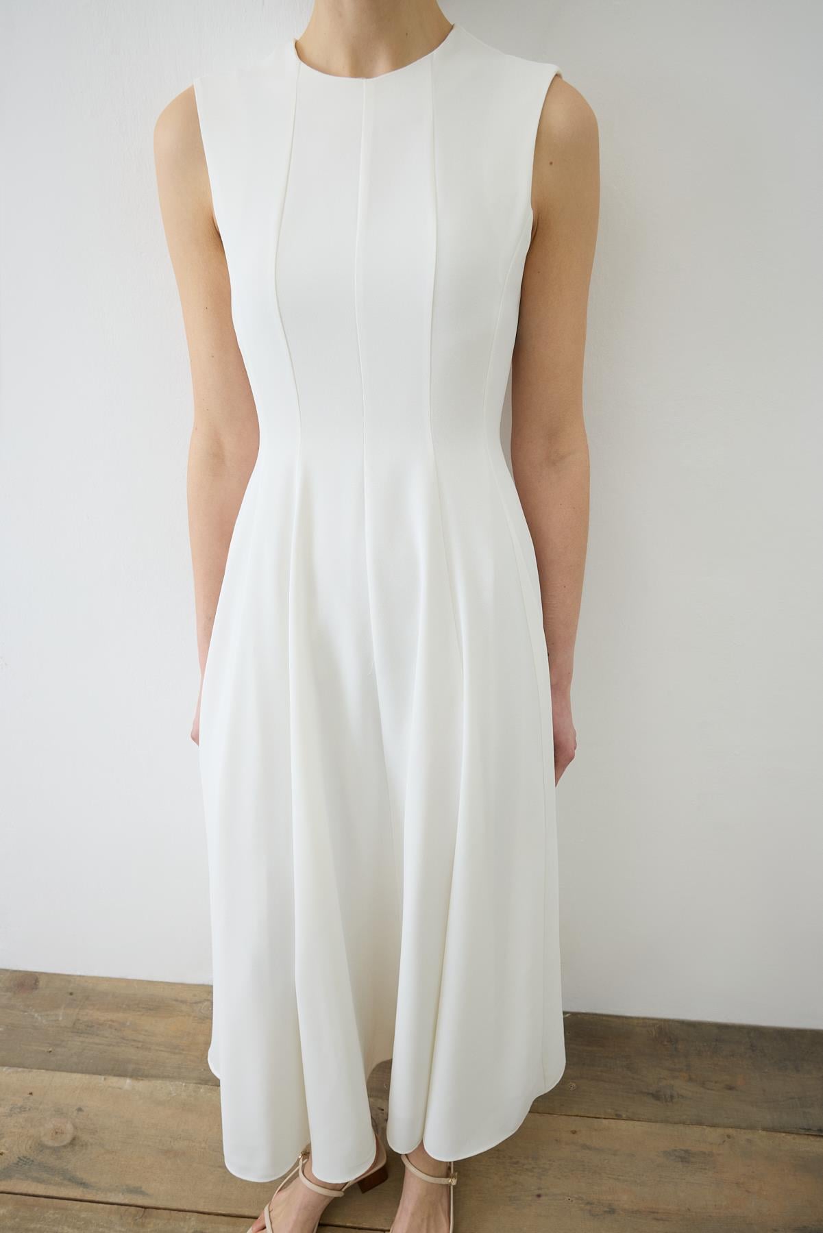 ALIZA CREPE SLEEVELESS FITTED DRESS WHITE