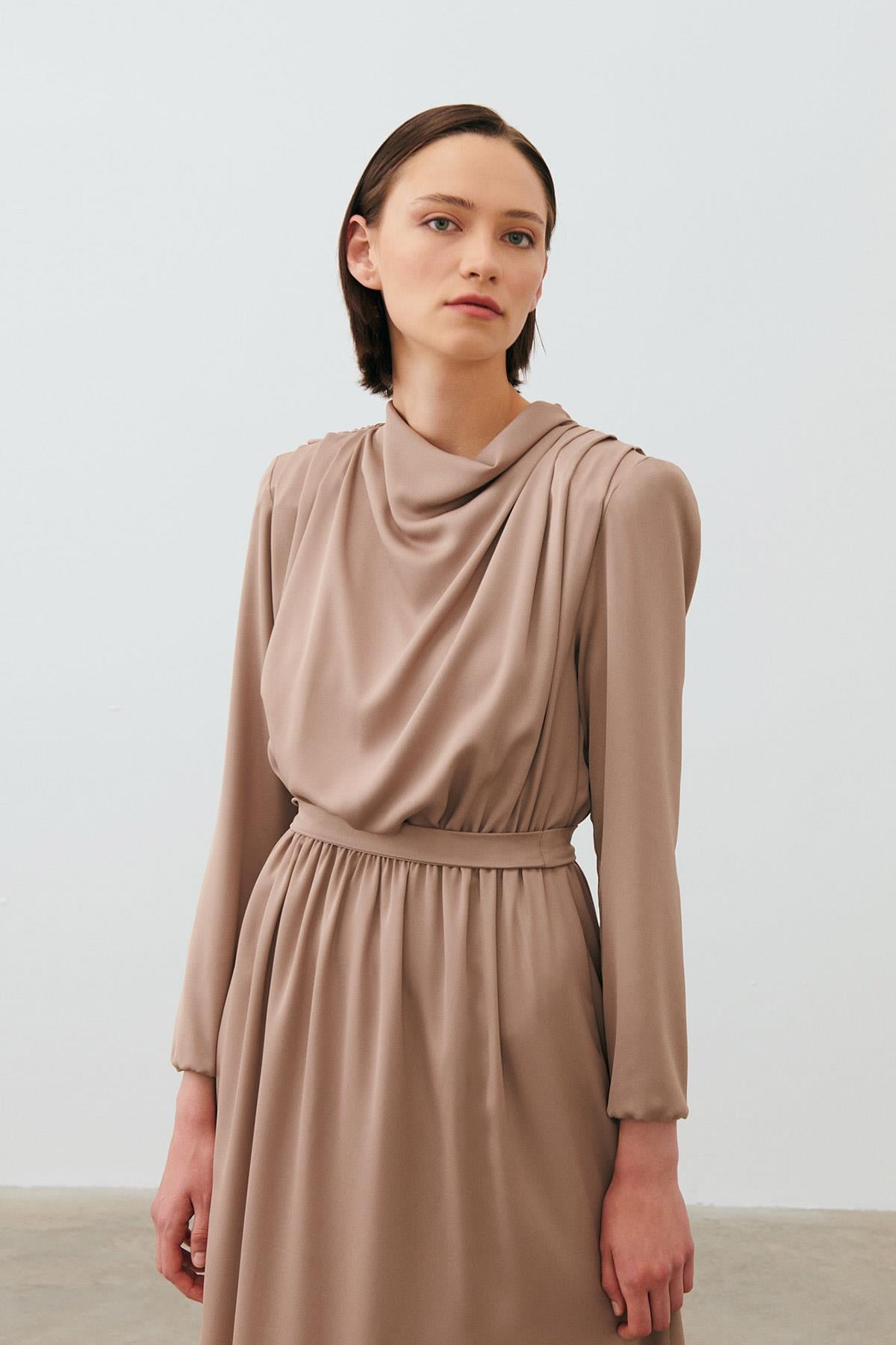 PORTE SATIN DRESS CAMEL