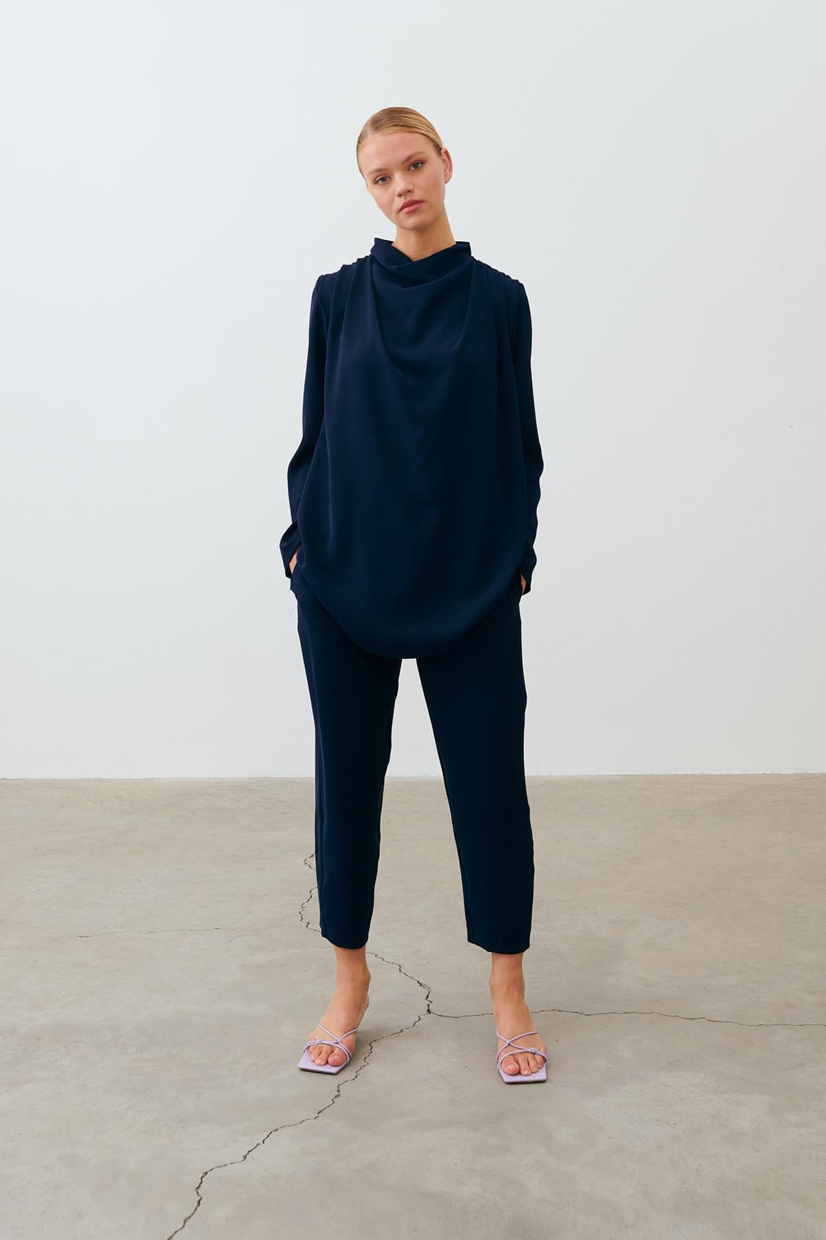 ELEGANT CREPE DOUBLE SUIT NAVY BLUE