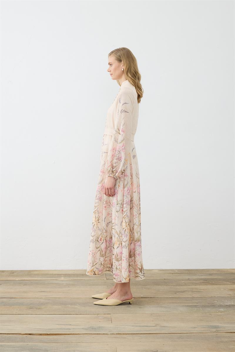 FLORA DESENLİ KETEN BRİTLİ ELBİSE BEJ