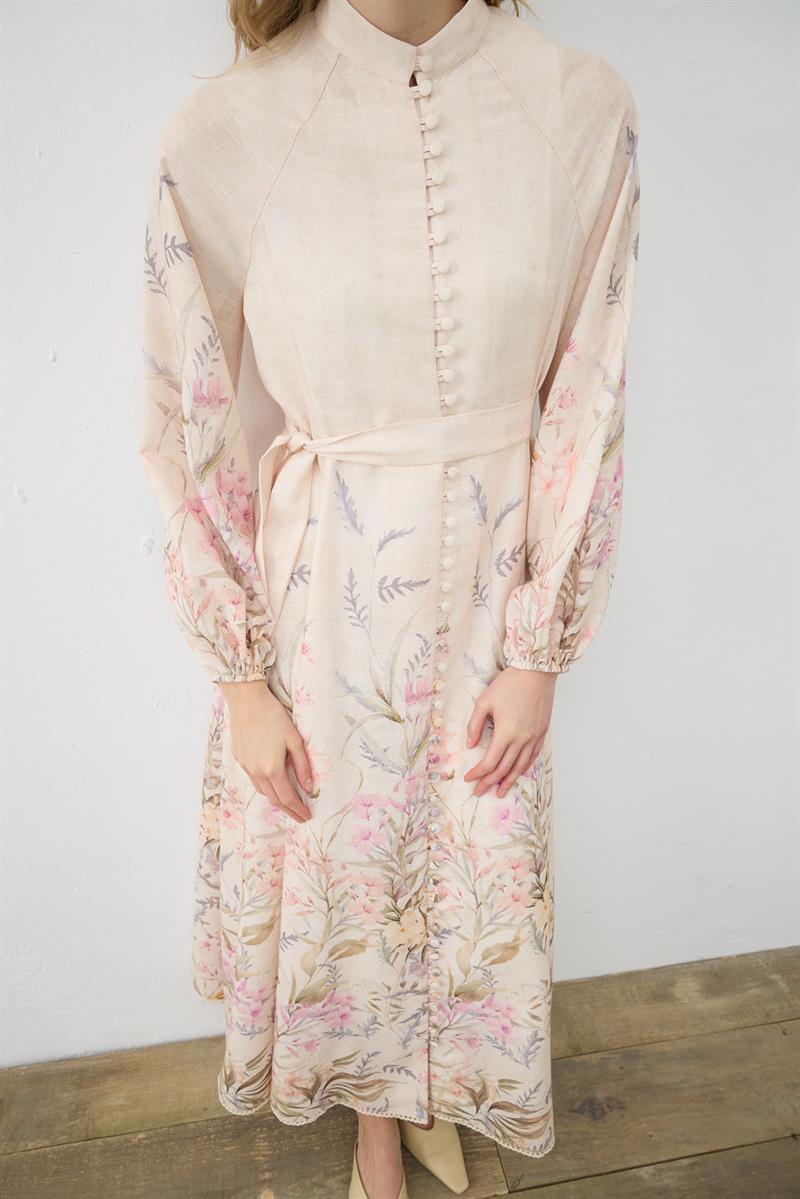 FLORA DESENLİ KETEN BRİTLİ ELBİSE BEJ