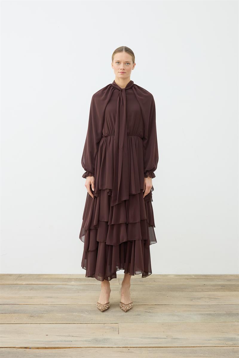 LEO ŞİFON VOLANLI KAT KAT ELBİSE KAHVE