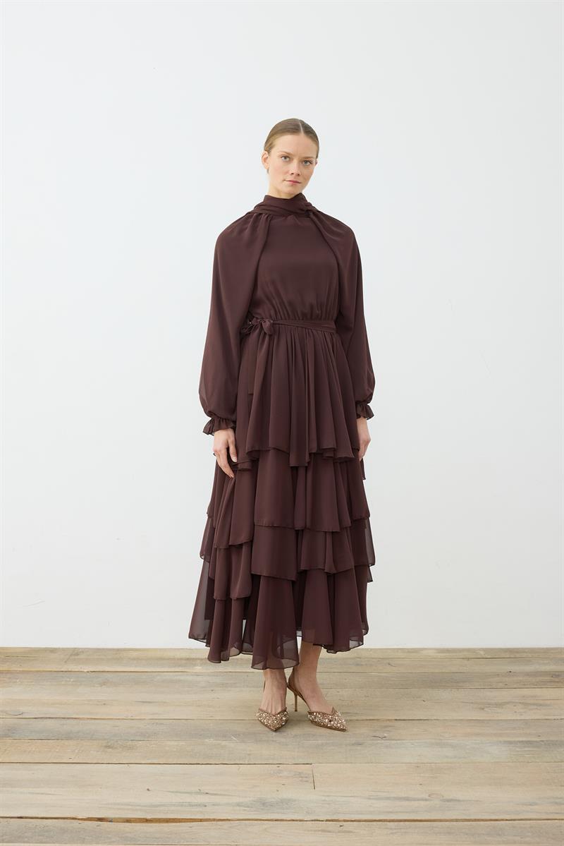 LEO ŞİFON VOLANLI KAT KAT ELBİSE KAHVE