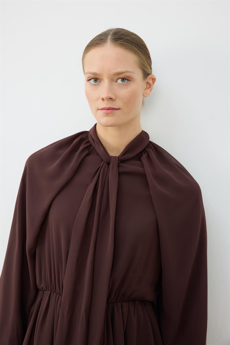 LEO ŞİFON VOLANLI KAT KAT ELBİSE KAHVE