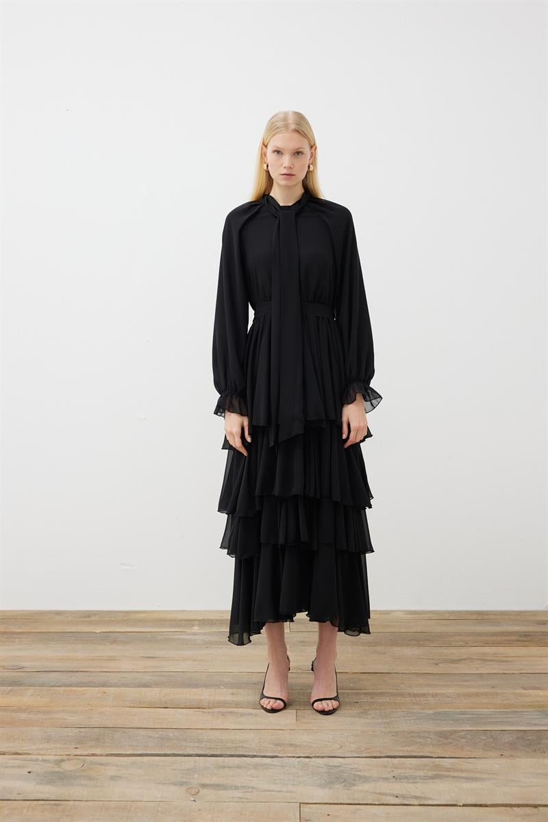 LEO ŞİFON VOLANLI KAT KAT ELBİSE SİYAH