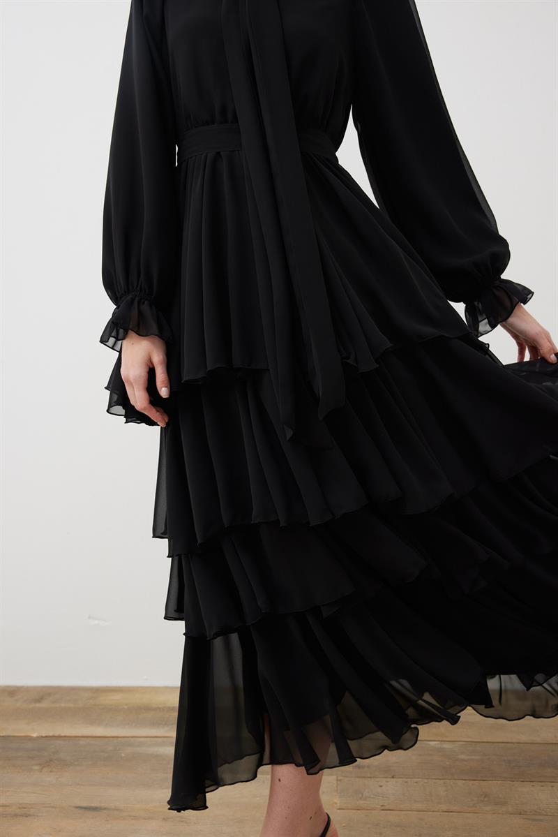 LEO ŞİFON VOLANLI KAT KAT ELBİSE SİYAH