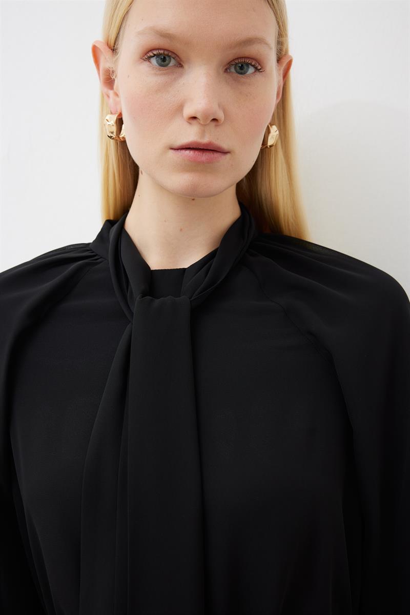 LEO ŞİFON VOLANLI KAT KAT ELBİSE SİYAH