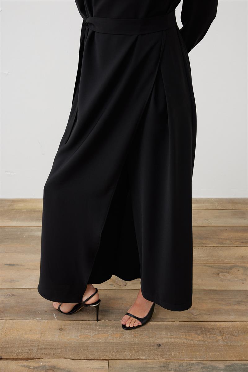 MIA FRONT AND BACK CLOSED JUMPSUIT BLACK