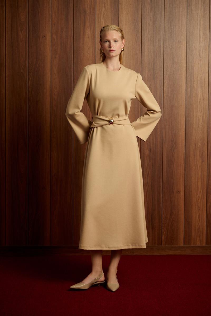 NAKSU GOLD BELT DETAILED KNIT DRESS BEIGE