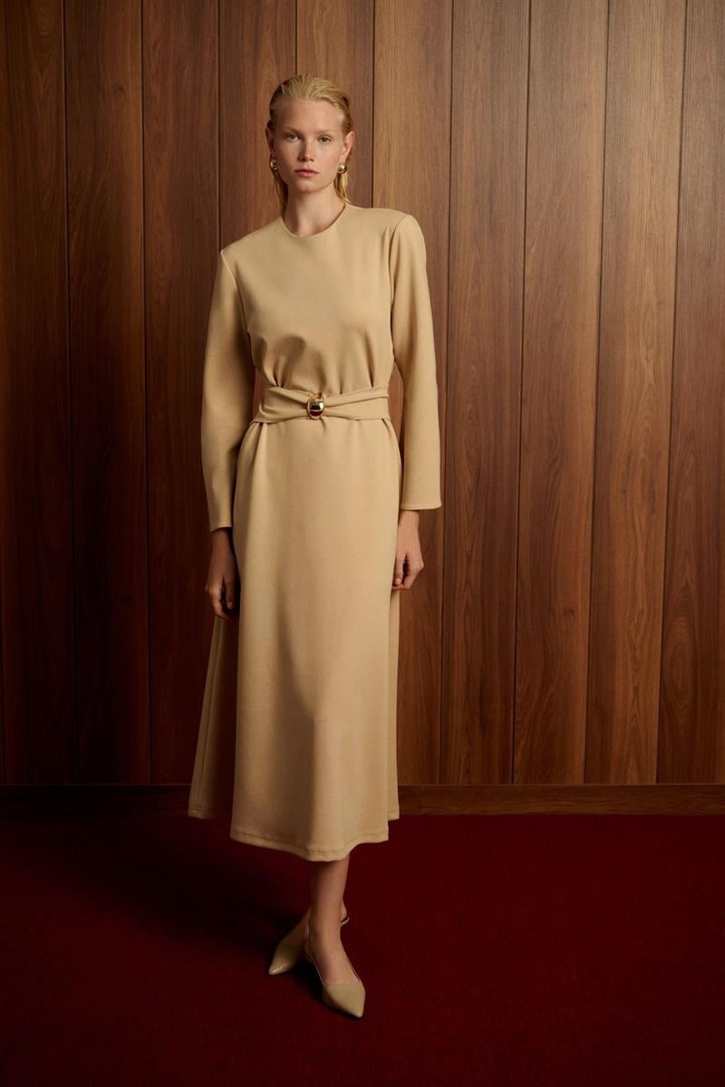 NAKSU GOLD BELT DETAILED KNIT DRESS BEIGE