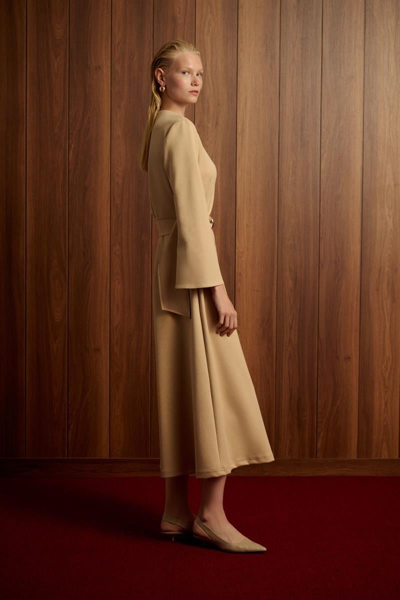 NAKSU GOLD BELT DETAILED KNIT DRESS BEIGE